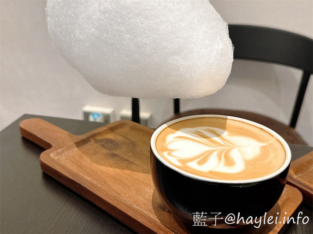 台中西屯區/湮云 Lostcloud Cafe-精品咖啡跟手作甜點都很美味,復古收音機與卡帶等特色主題裝潢十分吸睛,親友歡聚在這,邊享受美味甜點、邊共聊生活趣事,不亦美哉~招牌雲朵系列飲品好看又好喝!義式檸檬塔、生巧克力跟提拉米蘇等手工甜點推薦必吃~台中美食/台中咖啡廳/台中特色咖啡廳/藍子愛美食 國內旅遊 攝影 民生資訊分享 飲食集錦