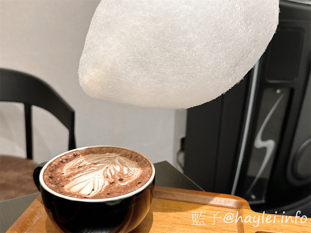 台中西屯區/湮云 Lostcloud Cafe-精品咖啡跟手作甜點都很美味,復古收音機與卡帶等特色主題裝潢十分吸睛,親友歡聚在這,邊享受美味甜點、邊共聊生活趣事,不亦美哉~招牌雲朵系列飲品好看又好喝!義式檸檬塔、生巧克力跟提拉米蘇等手工甜點推薦必吃~台中美食/台中咖啡廳/台中特色咖啡廳/藍子愛美食 國內旅遊 攝影 民生資訊分享 飲食集錦
