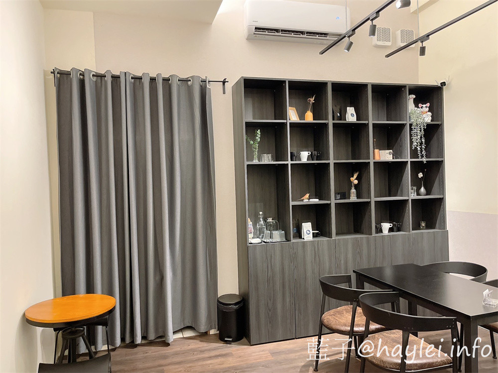 台中西屯區/湮云 Lostcloud Cafe-精品咖啡跟手作甜點都很美味,復古收音機與卡帶等特色主題裝潢十分吸睛,親友歡聚在這,邊享受美味甜點、邊共聊生活趣事,不亦美哉~招牌雲朵系列飲品好看又好喝!義式檸檬塔、生巧克力跟提拉米蘇等手工甜點推薦必吃~台中美食/台中咖啡廳/台中特色咖啡廳/藍子愛美食 國內旅遊 攝影 民生資訊分享 飲食集錦
