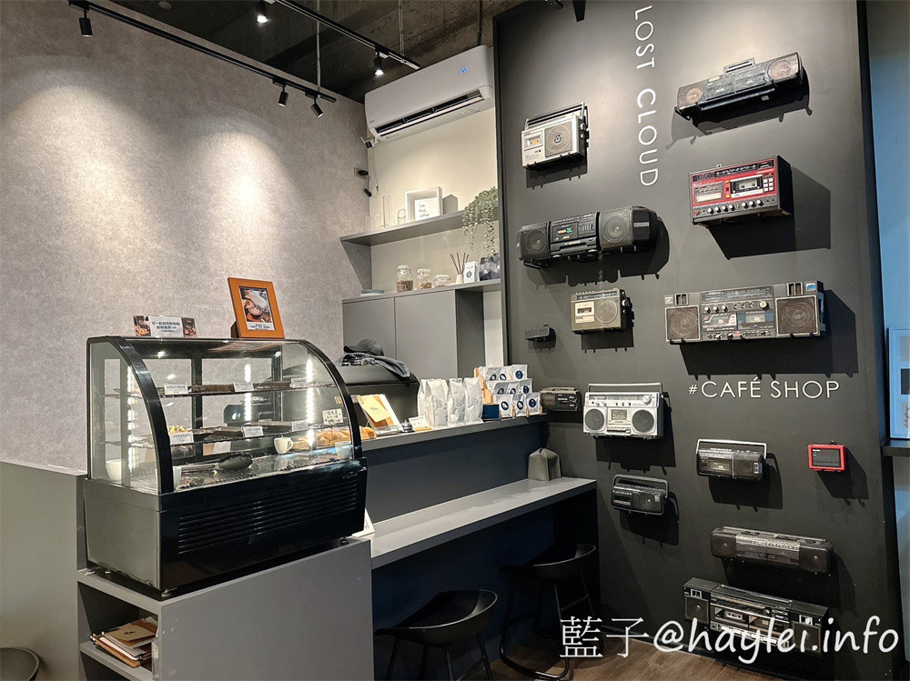 台中西屯區/湮云 Lostcloud Cafe-精品咖啡跟手作甜點都很美味,復古收音機與卡帶等特色主題裝潢十分吸睛,親友歡聚在這,邊享受美味甜點、邊共聊生活趣事,不亦美哉~招牌雲朵系列飲品好看又好喝!義式檸檬塔、生巧克力跟提拉米蘇等手工甜點推薦必吃~台中美食/台中咖啡廳/台中特色咖啡廳/藍子愛美食 國內旅遊 攝影 民生資訊分享 飲食集錦