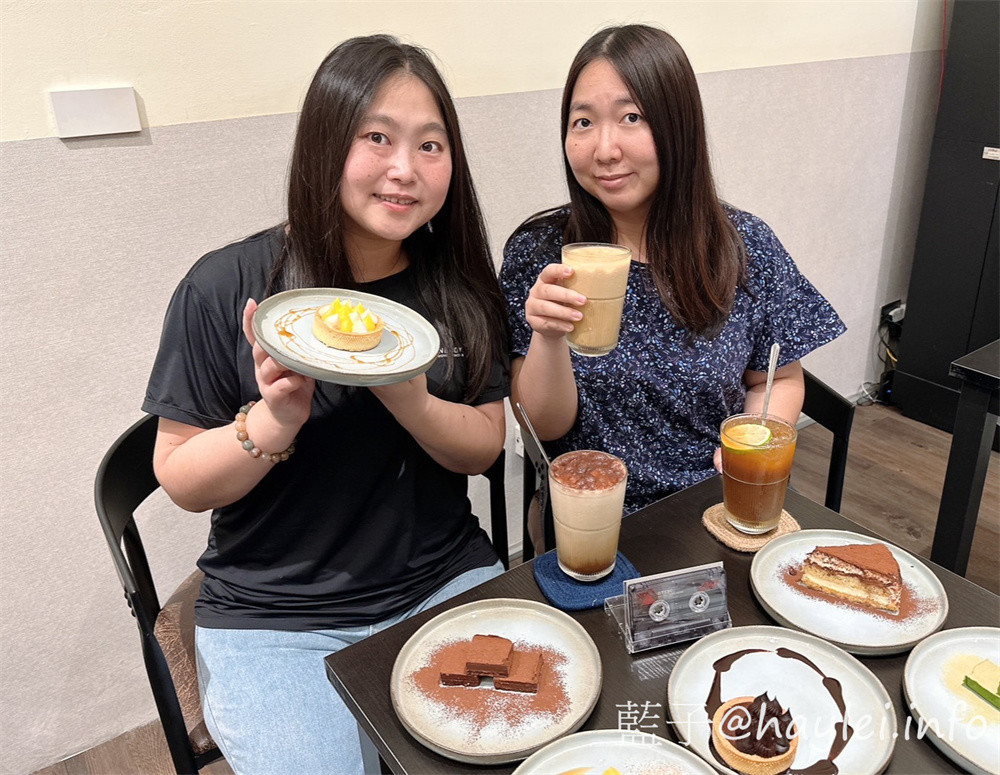 台中西屯區/湮云 Lostcloud Cafe-精品咖啡跟手作甜點都很美味,復古收音機與卡帶等特色主題裝潢十分吸睛,親友歡聚在這,邊享受美味甜點、邊共聊生活趣事,不亦美哉~招牌雲朵系列飲品好看又好喝!義式檸檬塔、生巧克力跟提拉米蘇等手工甜點推薦必吃~台中美食/台中咖啡廳/台中特色咖啡廳/藍子愛美食 國內旅遊 攝影 民生資訊分享 飲食集錦