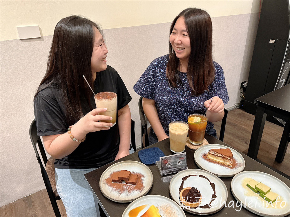 台中西屯區/湮云 Lostcloud Cafe-精品咖啡跟手作甜點都很美味,復古收音機與卡帶等特色主題裝潢十分吸睛,親友歡聚在這,邊享受美味甜點、邊共聊生活趣事,不亦美哉~招牌雲朵系列飲品好看又好喝!義式檸檬塔、生巧克力跟提拉米蘇等手工甜點推薦必吃~台中美食/台中咖啡廳/台中特色咖啡廳/藍子愛美食 國內旅遊 攝影 民生資訊分享 飲食集錦