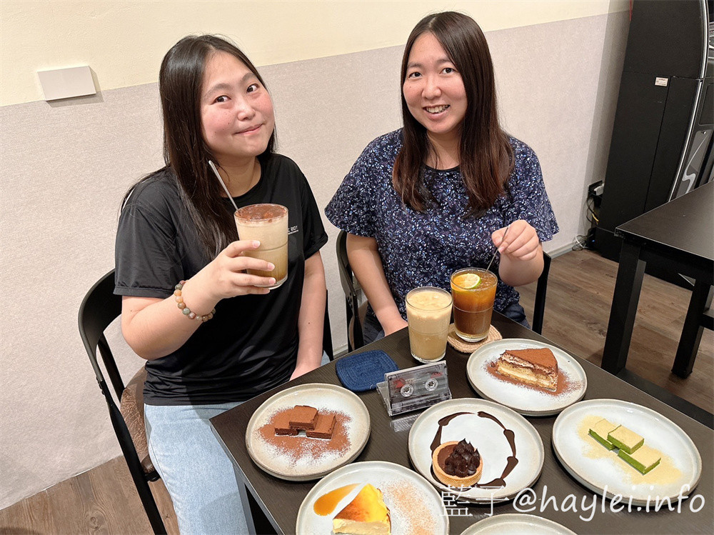 台中西屯區/湮云 Lostcloud Cafe-精品咖啡跟手作甜點都很美味,復古收音機與卡帶等特色主題裝潢十分吸睛,親友歡聚在這,邊享受美味甜點、邊共聊生活趣事,不亦美哉~招牌雲朵系列飲品好看又好喝!義式檸檬塔、生巧克力跟提拉米蘇等手工甜點推薦必吃~台中美食/台中咖啡廳/台中特色咖啡廳/藍子愛美食 國內旅遊 攝影 民生資訊分享 飲食集錦