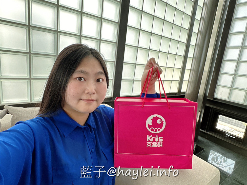 台中旅遊伴手禮推薦-Kris 克里酥經典禮盒-台中必吃傳統手工蛋捲酥脆美味且能聞到濃郁蛋香，一口酥蛋捲方便好吃不掉渣，曲奇餅有著濃郁奶香，有原味、抹茶跟巧克力等口味，當下午茶甜點超級療癒，還能客製化蛋捲禮盒、中秋禮盒、年節禮盒或過年禮盒，價位親和且口味好，有來逢甲夜市、新光三越、大遠百或秋虹谷的話，國慶煙火在台中，來台中旅行時不妨來買看看～台中美食/逢甲美食/藍子愛美食/台中伴手禮/台灣伴手禮/台中必買伴手禮/台中蛋捲推薦/逢甲商圈美食/逢甲夜市伴手禮/秋紅谷必買伴手禮/宅配美食/宅配甜點/不掉渣蛋捲/療癒蛋捲/最好吃蛋捲 中式料理 國內旅遊 宅配食記 攝影 民生資訊分享 飲食集錦 