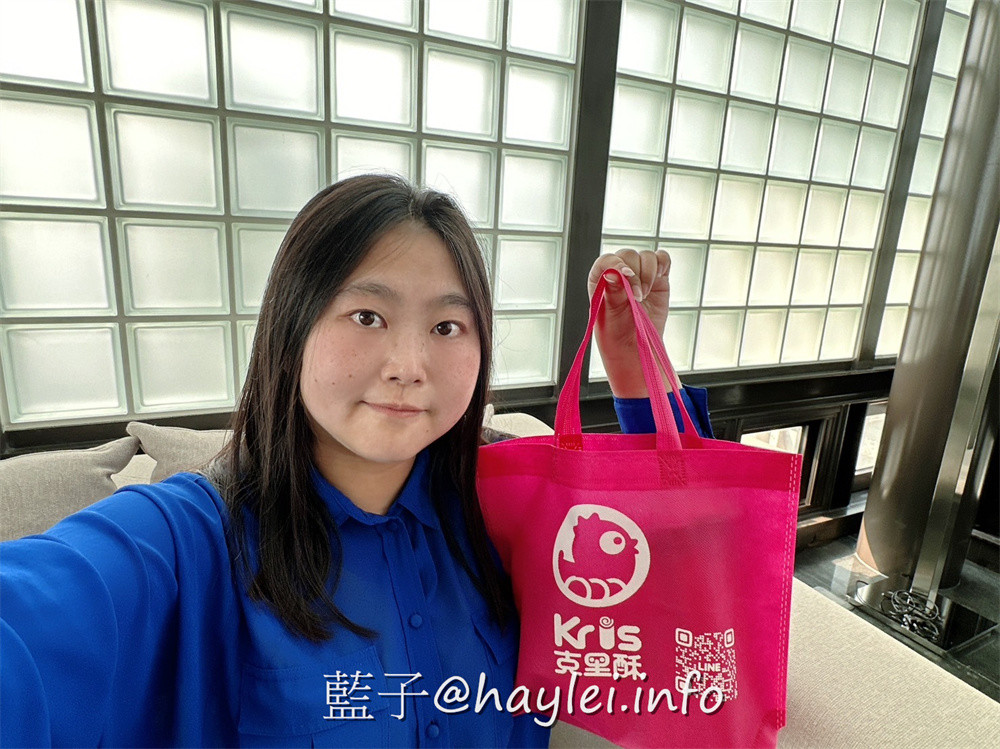 台中旅遊伴手禮推薦-Kris 克里酥經典禮盒-台中必吃傳統手工蛋捲酥脆美味且能聞到濃郁蛋香,一口酥蛋捲方便好吃不掉渣,曲奇餅有著濃郁奶香,有原味、抹茶跟巧克力等口味,當下午茶甜點超級療癒,還能客製化蛋捲禮盒、中秋禮盒、年節禮盒或過年禮盒,價位親和且口味好,有來逢甲夜市、新光三越、大遠百或秋虹谷的話,國慶煙火在台中,來台中旅行時不妨來買看看~台中美食/逢甲美食/藍子愛美食/台中伴手禮/台灣伴手禮/台中必買伴手禮/台中蛋捲推薦/逢甲商圈美食/逢甲夜市伴手禮/秋紅谷必買伴手禮/宅配美食/宅配甜點/不掉渣蛋捲/療癒蛋捲/最好吃蛋捲 中式料理 國內旅遊 宅配食記 攝影 民生資訊分享 飲食集錦