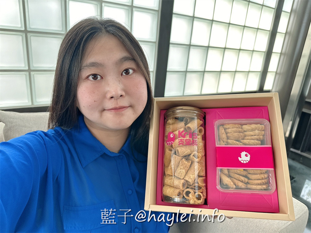 台中旅遊伴手禮推薦-Kris 克里酥經典禮盒-台中必吃傳統手工蛋捲酥脆美味且能聞到濃郁蛋香，一口酥蛋捲方便好吃不掉渣，曲奇餅有著濃郁奶香，有原味、抹茶跟巧克力等口味，當下午茶甜點超級療癒，還能客製化蛋捲禮盒、中秋禮盒、年節禮盒或過年禮盒，價位親和且口味好，有來逢甲夜市、新光三越、大遠百或秋虹谷的話，國慶煙火在台中，來台中旅行時不妨來買看看～台中美食/逢甲美食/藍子愛美食/台中伴手禮/台灣伴手禮/台中必買伴手禮/台中蛋捲推薦/逢甲商圈美食/逢甲夜市伴手禮/秋紅谷必買伴手禮/宅配美食/宅配甜點/不掉渣蛋捲/療癒蛋捲/最好吃蛋捲 中式料理 國內旅遊 宅配食記 攝影 民生資訊分享 飲食集錦 