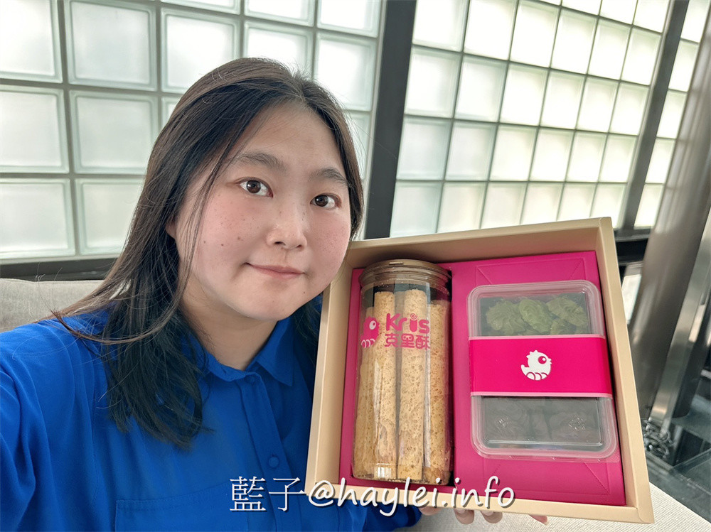 台中旅遊伴手禮推薦-Kris 克里酥經典禮盒-台中必吃傳統手工蛋捲酥脆美味且能聞到濃郁蛋香,一口酥蛋捲方便好吃不掉渣,曲奇餅有著濃郁奶香,有原味、抹茶跟巧克力等口味,當下午茶甜點超級療癒,還能客製化蛋捲禮盒、中秋禮盒、年節禮盒或過年禮盒,價位親和且口味好,有來逢甲夜市、新光三越、大遠百或秋虹谷的話,國慶煙火在台中,來台中旅行時不妨來買看看~台中美食/逢甲美食/藍子愛美食/台中伴手禮/台灣伴手禮/台中必買伴手禮/台中蛋捲推薦/逢甲商圈美食/逢甲夜市伴手禮/秋紅谷必買伴手禮/宅配美食/宅配甜點/不掉渣蛋捲/療癒蛋捲/最好吃蛋捲 中式料理 國內旅遊 宅配食記 攝影 民生資訊分享 飲食集錦