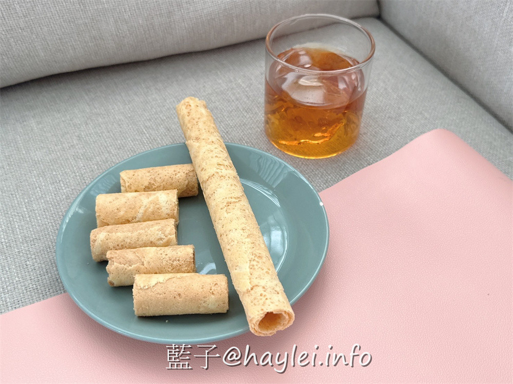台中旅遊伴手禮推薦-Kris 克里酥經典禮盒-台中必吃傳統手工蛋捲酥脆美味且能聞到濃郁蛋香，一口酥蛋捲方便好吃不掉渣，曲奇餅有著濃郁奶香，有原味、抹茶跟巧克力等口味，當下午茶甜點超級療癒，還能客製化蛋捲禮盒、中秋禮盒、年節禮盒或過年禮盒，價位親和且口味好，有來逢甲夜市、新光三越、大遠百或秋虹谷的話，國慶煙火在台中，來台中旅行時不妨來買看看～台中美食/逢甲美食/藍子愛美食/台中伴手禮/台灣伴手禮/台中必買伴手禮/台中蛋捲推薦/逢甲商圈美食/逢甲夜市伴手禮/秋紅谷必買伴手禮/宅配美食/宅配甜點/不掉渣蛋捲/療癒蛋捲/最好吃蛋捲 中式料理 國內旅遊 宅配食記 攝影 民生資訊分享 飲食集錦 
