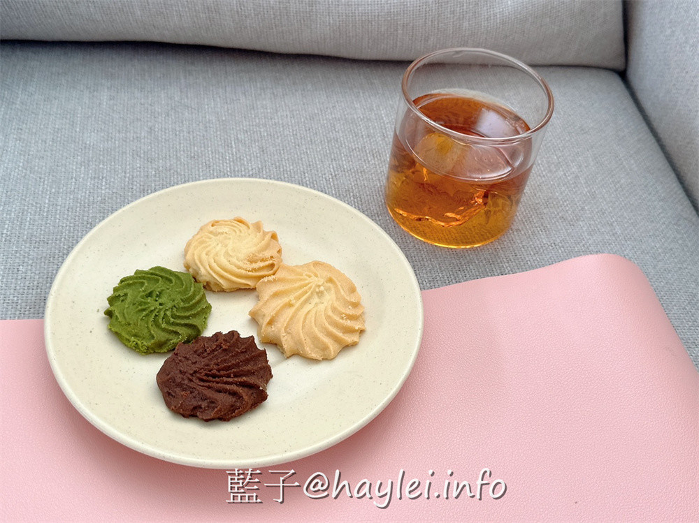 台中旅遊伴手禮推薦-Kris 克里酥經典禮盒-台中必吃傳統手工蛋捲酥脆美味且能聞到濃郁蛋香，一口酥蛋捲方便好吃不掉渣，曲奇餅有著濃郁奶香，有原味、抹茶跟巧克力等口味，當下午茶甜點超級療癒，還能客製化蛋捲禮盒、中秋禮盒、年節禮盒或過年禮盒，價位親和且口味好，有來逢甲夜市、新光三越、大遠百或秋虹谷的話，國慶煙火在台中，來台中旅行時不妨來買看看～台中美食/逢甲美食/藍子愛美食/台中伴手禮/台灣伴手禮/台中必買伴手禮/台中蛋捲推薦/逢甲商圈美食/逢甲夜市伴手禮/秋紅谷必買伴手禮/宅配美食/宅配甜點/不掉渣蛋捲/療癒蛋捲/最好吃蛋捲 中式料理 國內旅遊 宅配食記 攝影 民生資訊分享 飲食集錦 