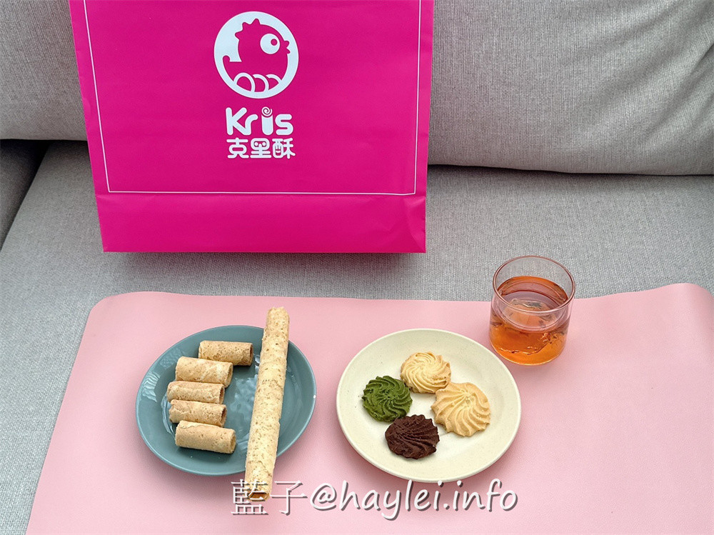 台中旅遊伴手禮推薦-Kris 克里酥經典禮盒-台中必吃傳統手工蛋捲酥脆美味且能聞到濃郁蛋香，一口酥蛋捲方便好吃不掉渣，曲奇餅有著濃郁奶香，有原味、抹茶跟巧克力等口味，當下午茶甜點超級療癒，還能客製化蛋捲禮盒、中秋禮盒、年節禮盒或過年禮盒，價位親和且口味好，有來逢甲夜市、新光三越、大遠百或秋虹谷的話，國慶煙火在台中，來台中旅行時不妨來買看看～台中美食/逢甲美食/藍子愛美食/台中伴手禮/台灣伴手禮/台中必買伴手禮/台中蛋捲推薦/逢甲商圈美食/逢甲夜市伴手禮/秋紅谷必買伴手禮/宅配美食/宅配甜點/不掉渣蛋捲/療癒蛋捲/最好吃蛋捲 中式料理 國內旅遊 宅配食記 攝影 民生資訊分享 飲食集錦 