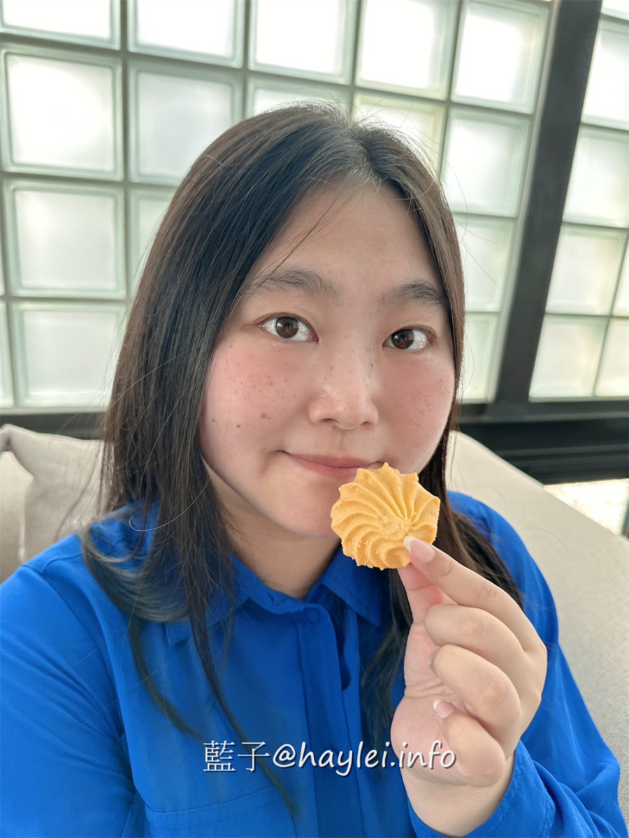 台中旅遊伴手禮推薦-Kris 克里酥經典禮盒-台中必吃傳統手工蛋捲酥脆美味且能聞到濃郁蛋香，一口酥蛋捲方便好吃不掉渣，曲奇餅有著濃郁奶香，有原味、抹茶跟巧克力等口味，當下午茶甜點超級療癒，還能客製化蛋捲禮盒、中秋禮盒、年節禮盒或過年禮盒，價位親和且口味好，有來逢甲夜市、新光三越、大遠百或秋虹谷的話，國慶煙火在台中，來台中旅行時不妨來買看看～台中美食/逢甲美食/藍子愛美食/台中伴手禮/台灣伴手禮/台中必買伴手禮/台中蛋捲推薦/逢甲商圈美食/逢甲夜市伴手禮/秋紅谷必買伴手禮/宅配美食/宅配甜點/不掉渣蛋捲/療癒蛋捲/最好吃蛋捲 中式料理 國內旅遊 宅配食記 攝影 民生資訊分享 飲食集錦 