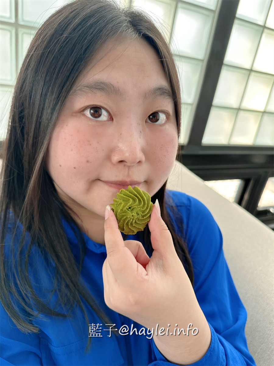 台中旅遊伴手禮推薦-Kris 克里酥經典禮盒-台中必吃傳統手工蛋捲酥脆美味且能聞到濃郁蛋香,一口酥蛋捲方便好吃不掉渣,曲奇餅有著濃郁奶香,有原味、抹茶跟巧克力等口味,當下午茶甜點超級療癒,還能客製化蛋捲禮盒、中秋禮盒、年節禮盒或過年禮盒,價位親和且口味好,有來逢甲夜市、新光三越、大遠百或秋虹谷的話,國慶煙火在台中,來台中旅行時不妨來買看看~台中美食/逢甲美食/藍子愛美食/台中伴手禮/台灣伴手禮/台中必買伴手禮/台中蛋捲推薦/逢甲商圈美食/逢甲夜市伴手禮/秋紅谷必買伴手禮/宅配美食/宅配甜點/不掉渣蛋捲/療癒蛋捲/最好吃蛋捲 中式料理 國內旅遊 宅配食記 攝影 民生資訊分享 飲食集錦