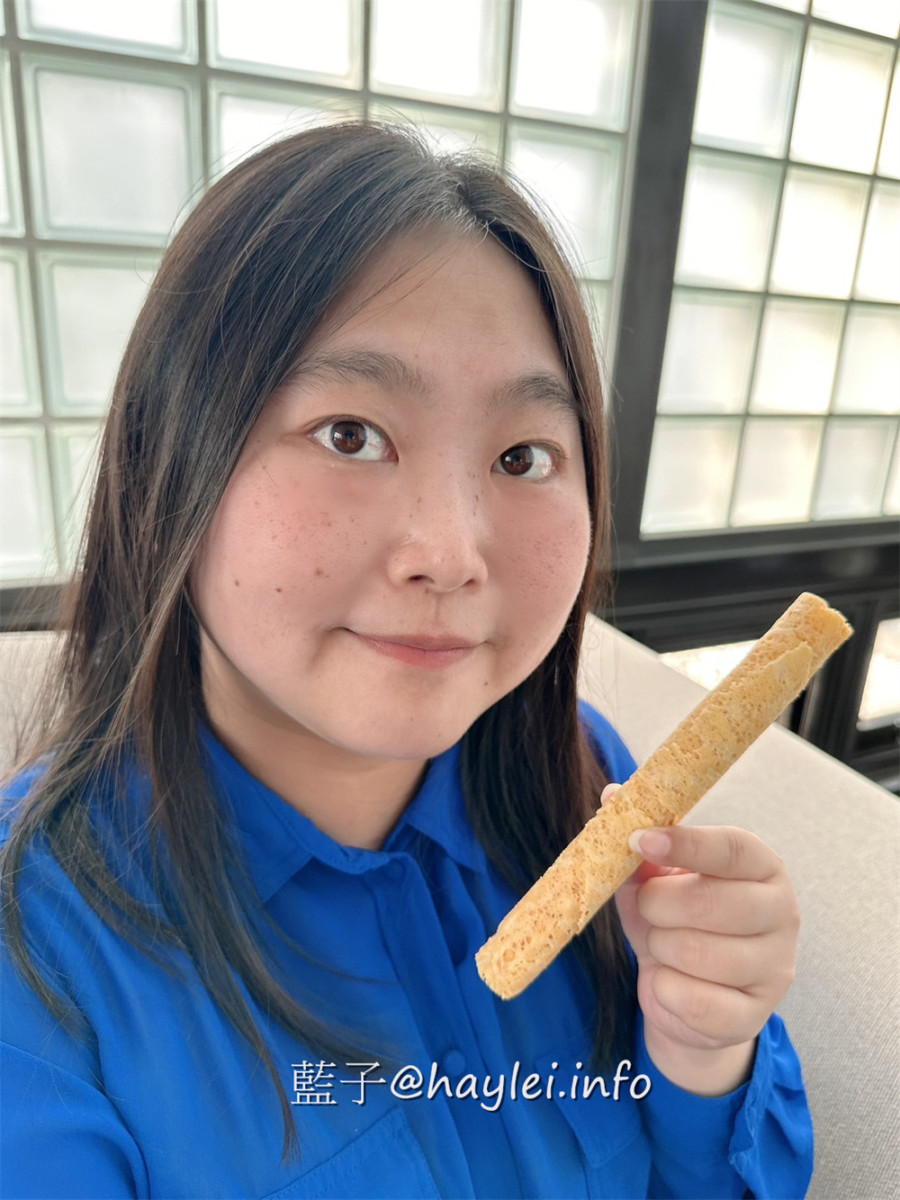 台中旅遊伴手禮推薦-Kris 克里酥經典禮盒-台中必吃傳統手工蛋捲酥脆美味且能聞到濃郁蛋香，一口酥蛋捲方便好吃不掉渣，曲奇餅有著濃郁奶香，有原味、抹茶跟巧克力等口味，當下午茶甜點超級療癒，還能客製化蛋捲禮盒、中秋禮盒、年節禮盒或過年禮盒，價位親和且口味好，有來逢甲夜市、新光三越、大遠百或秋虹谷的話，國慶煙火在台中，來台中旅行時不妨來買看看～台中美食/逢甲美食/藍子愛美食/台中伴手禮/台灣伴手禮/台中必買伴手禮/台中蛋捲推薦/逢甲商圈美食/逢甲夜市伴手禮/秋紅谷必買伴手禮/宅配美食/宅配甜點/不掉渣蛋捲/療癒蛋捲/最好吃蛋捲 中式料理 國內旅遊 宅配食記 攝影 民生資訊分享 飲食集錦 