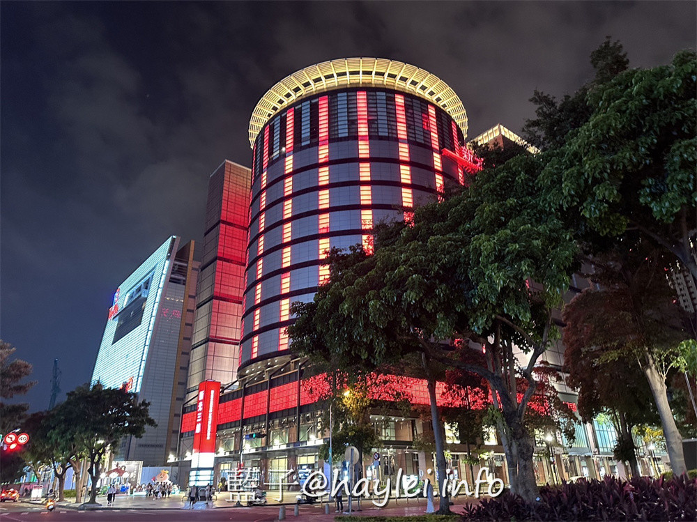 台中旅遊伴手禮推薦-Kris 克里酥經典禮盒-台中必吃傳統手工蛋捲酥脆美味且能聞到濃郁蛋香,一口酥蛋捲方便好吃不掉渣,曲奇餅有著濃郁奶香,有原味、抹茶跟巧克力等口味,當下午茶甜點超級療癒,還能客製化蛋捲禮盒、中秋禮盒、年節禮盒或過年禮盒,價位親和且口味好,有來逢甲夜市、新光三越、大遠百或秋虹谷的話,國慶煙火在台中,來台中旅行時不妨來買看看~台中美食/逢甲美食/藍子愛美食/台中伴手禮/台灣伴手禮/台中必買伴手禮/台中蛋捲推薦/逢甲商圈美食/逢甲夜市伴手禮/秋紅谷必買伴手禮/宅配美食/宅配甜點/不掉渣蛋捲/療癒蛋捲/最好吃蛋捲 中式料理 國內旅遊 宅配食記 攝影 民生資訊分享 飲食集錦