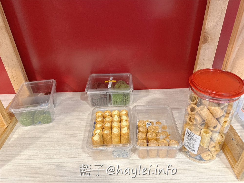 台中旅遊伴手禮推薦-Kris 克里酥經典禮盒-台中必吃傳統手工蛋捲酥脆美味且能聞到濃郁蛋香，一口酥蛋捲方便好吃不掉渣，曲奇餅有著濃郁奶香，有原味、抹茶跟巧克力等口味，當下午茶甜點超級療癒，還能客製化蛋捲禮盒、中秋禮盒、年節禮盒或過年禮盒，價位親和且口味好，有來逢甲夜市、新光三越、大遠百或秋虹谷的話，國慶煙火在台中，來台中旅行時不妨來買看看～台中美食/逢甲美食/藍子愛美食/台中伴手禮/台灣伴手禮/台中必買伴手禮/台中蛋捲推薦/逢甲商圈美食/逢甲夜市伴手禮/秋紅谷必買伴手禮/宅配美食/宅配甜點/不掉渣蛋捲/療癒蛋捲/最好吃蛋捲 中式料理 國內旅遊 宅配食記 攝影 民生資訊分享 飲食集錦 