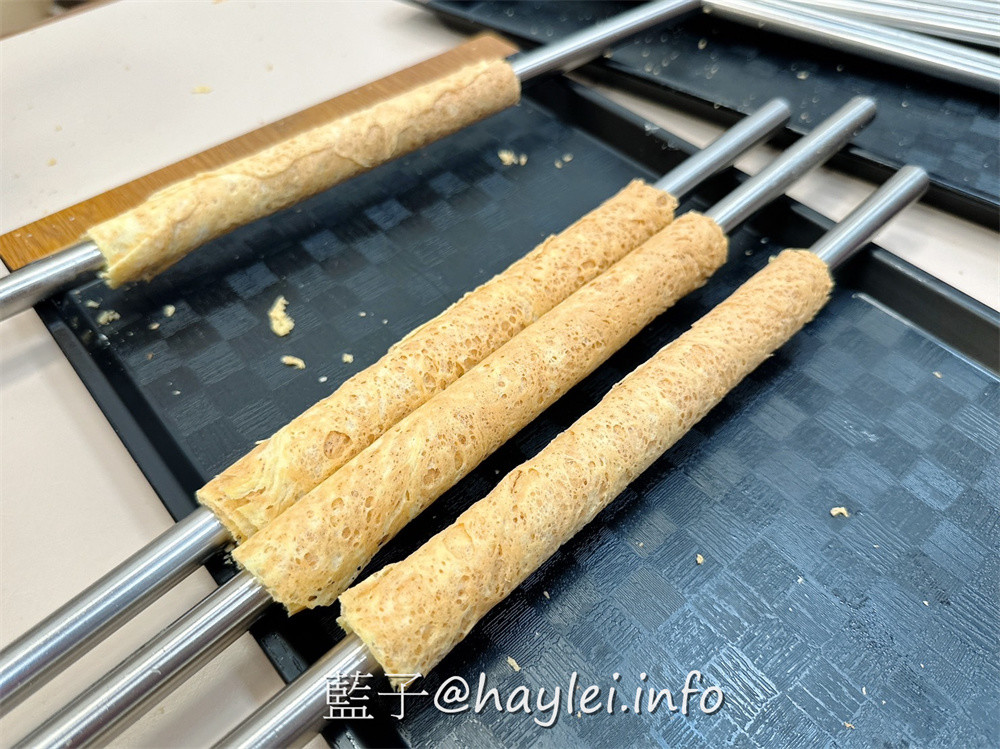 台中旅遊伴手禮推薦-Kris 克里酥經典禮盒-台中必吃傳統手工蛋捲酥脆美味且能聞到濃郁蛋香,一口酥蛋捲方便好吃不掉渣,曲奇餅有著濃郁奶香,有原味、抹茶跟巧克力等口味,當下午茶甜點超級療癒,還能客製化蛋捲禮盒、中秋禮盒、年節禮盒或過年禮盒,價位親和且口味好,有來逢甲夜市、新光三越、大遠百或秋虹谷的話,國慶煙火在台中,來台中旅行時不妨來買看看~台中美食/逢甲美食/藍子愛美食/台中伴手禮/台灣伴手禮/台中必買伴手禮/台中蛋捲推薦/逢甲商圈美食/逢甲夜市伴手禮/秋紅谷必買伴手禮/宅配美食/宅配甜點/不掉渣蛋捲/療癒蛋捲/最好吃蛋捲 中式料理 國內旅遊 宅配食記 攝影 民生資訊分享 飲食集錦