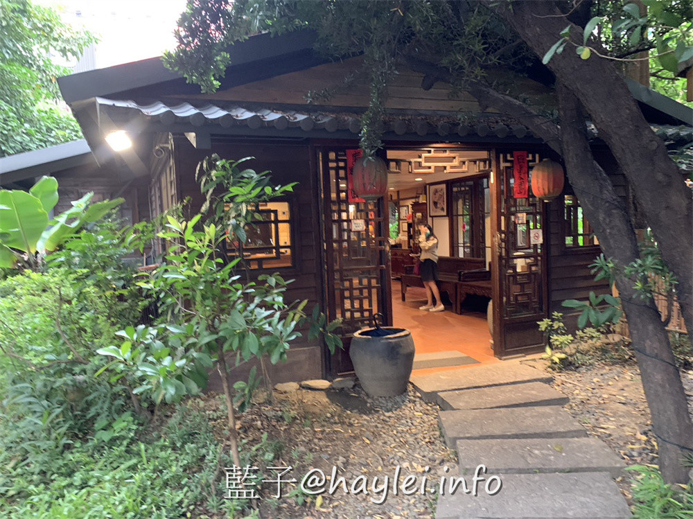 台中旅遊伴手禮推薦-Kris 克里酥經典禮盒-台中必吃傳統手工蛋捲酥脆美味且能聞到濃郁蛋香，一口酥蛋捲方便好吃不掉渣，曲奇餅有著濃郁奶香，有原味、抹茶跟巧克力等口味，當下午茶甜點超級療癒，還能客製化蛋捲禮盒、中秋禮盒、年節禮盒或過年禮盒，價位親和且口味好，有來逢甲夜市、新光三越、大遠百或秋虹谷的話，國慶煙火在台中，來台中旅行時不妨來買看看～台中美食/逢甲美食/藍子愛美食/台中伴手禮/台灣伴手禮/台中必買伴手禮/台中蛋捲推薦/逢甲商圈美食/逢甲夜市伴手禮/秋紅谷必買伴手禮/宅配美食/宅配甜點/不掉渣蛋捲/療癒蛋捲/最好吃蛋捲 中式料理 國內旅遊 宅配食記 攝影 民生資訊分享 飲食集錦 