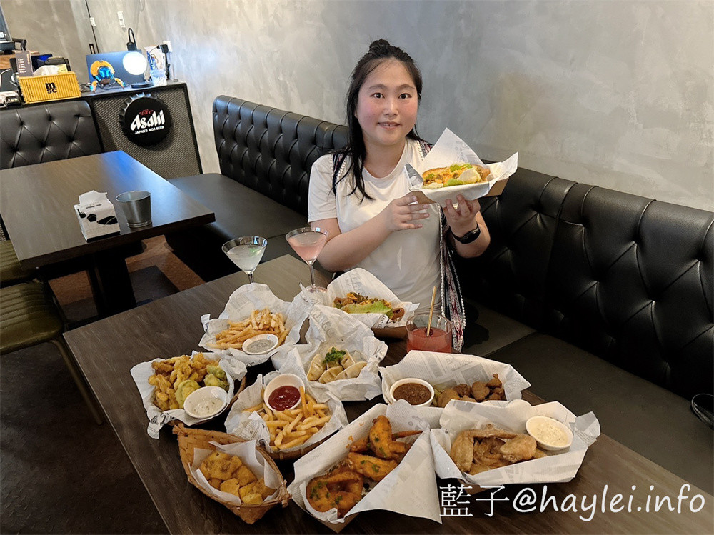 台中酒吧餐廳/拳擊UFC餐酒館/Bias 運動酒吧-Bias-嶺東一拳店裡有超激情的專業的拳擊UFC賽事轉播,也將舉辦拳擊UFC主題交流活動,超適合夜晚舒壓疲憊心靈的~必點柴窯熱狗英格蘭堡、爆辣煎餃、大口吃肉等特色美食,google評論送薯條或雞蛋豆腐唷!還有超特別的AI智慧調酒,感覺非常有趣!台中美食/南屯美食/台中餐酒館/台中異國料理/台中必吃熱狗堡/台中煎餃推薦/藍子愛美食 台中美食 國內旅遊 攝影 民生資訊分享 飲食集錦