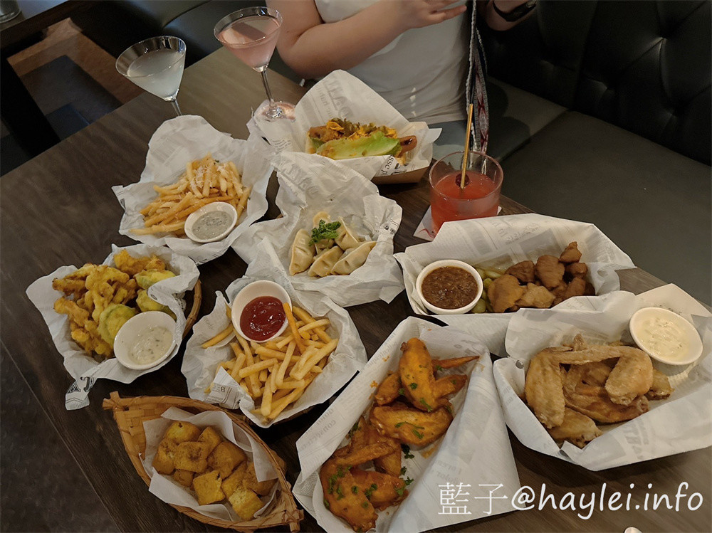 台中酒吧餐廳/拳擊UFC餐酒館/Bias 運動酒吧-Bias-嶺東一拳店裡有超激情的專業的拳擊UFC賽事轉播,也將舉辦拳擊UFC主題交流活動,超適合夜晚舒壓疲憊心靈的~必點柴窯熱狗英格蘭堡、爆辣煎餃、大口吃肉等特色美食,google評論送薯條或雞蛋豆腐唷!還有超特別的AI智慧調酒,感覺非常有趣!台中美食/南屯美食/台中餐酒館/台中異國料理/台中必吃熱狗堡/台中煎餃推薦/藍子愛美食 台中美食 國內旅遊 攝影 民生資訊分享 飲食集錦