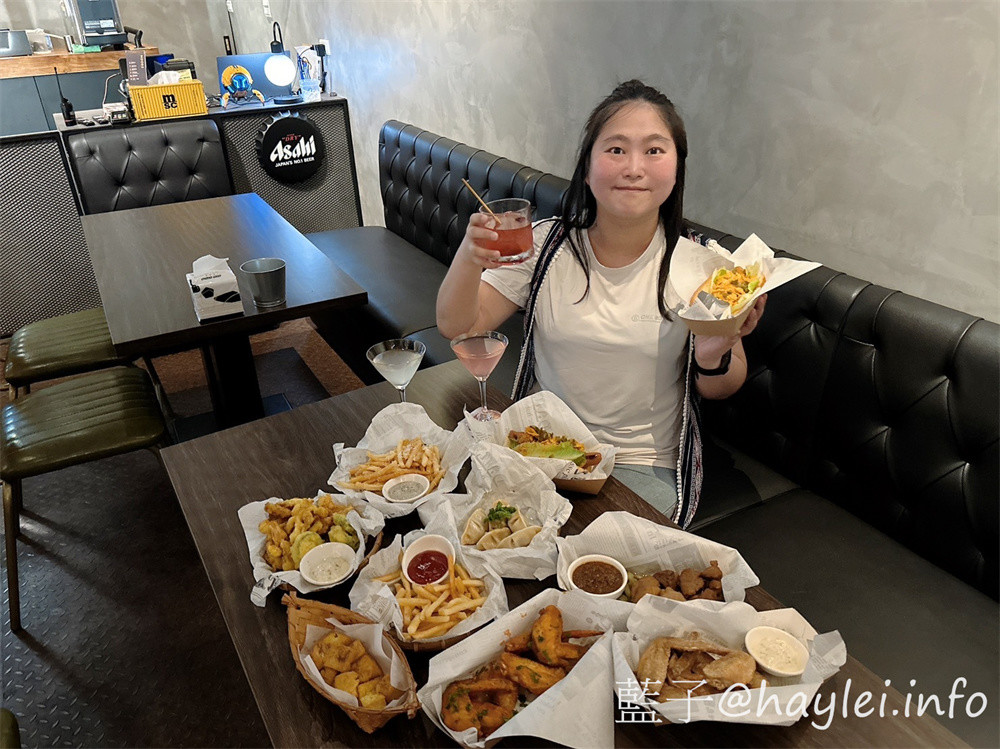 台中酒吧餐廳/拳擊UFC餐酒館/Bias 運動酒吧-Bias-嶺東一拳店裡有超激情的專業的拳擊UFC賽事轉播,也將舉辦拳擊UFC主題交流活動,超適合夜晚舒壓疲憊心靈的~必點柴窯熱狗英格蘭堡、爆辣煎餃、大口吃肉等特色美食,google評論送薯條或雞蛋豆腐唷!還有超特別的AI智慧調酒,感覺非常有趣!台中美食/南屯美食/台中餐酒館/台中異國料理/台中必吃熱狗堡/台中煎餃推薦/藍子愛美食 台中美食 國內旅遊 攝影 民生資訊分享 飲食集錦