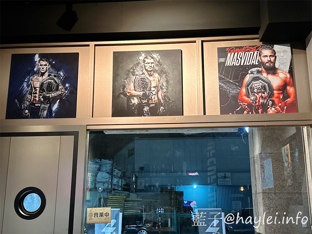 台中酒吧餐廳/拳擊UFC餐酒館/Bias 運動酒吧-Bias-嶺東一拳店裡有超激情的專業的拳擊UFC賽事轉播,也將舉辦拳擊UFC主題交流活動,超適合夜晚舒壓疲憊心靈的~必點柴窯熱狗英格蘭堡、爆辣煎餃、大口吃肉等特色美食,google評論送薯條或雞蛋豆腐唷!還有超特別的AI智慧調酒,感覺非常有趣!台中美食/南屯美食/台中餐酒館/台中異國料理/台中必吃熱狗堡/台中煎餃推薦/藍子愛美食 台中美食 國內旅遊 攝影 民生資訊分享 飲食集錦