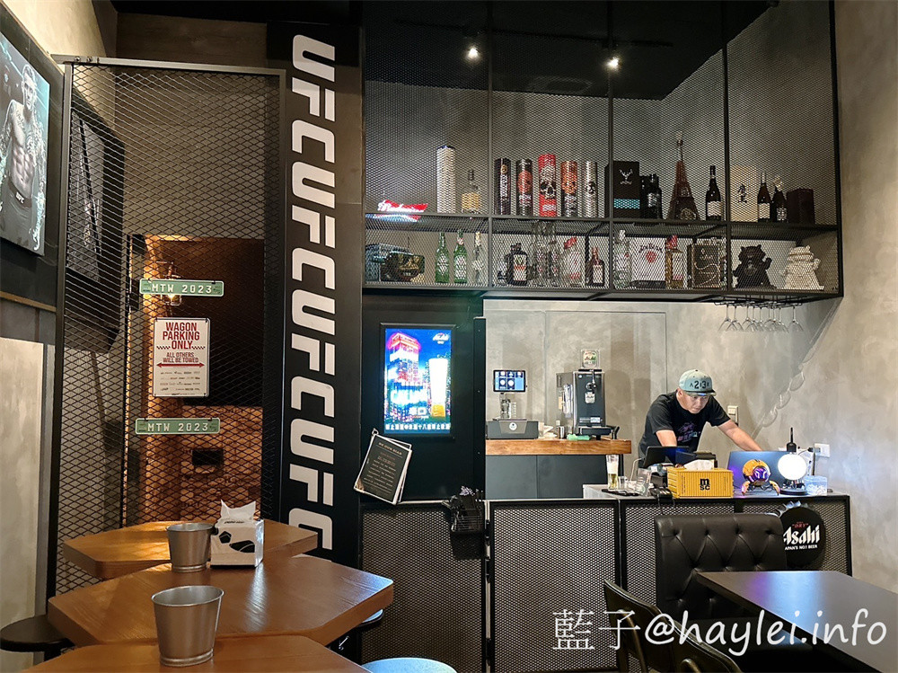 台中酒吧餐廳/拳擊UFC餐酒館/Bias 運動酒吧-Bias-嶺東一拳店裡有超激情的專業的拳擊UFC賽事轉播,也將舉辦拳擊UFC主題交流活動,超適合夜晚舒壓疲憊心靈的~必點柴窯熱狗英格蘭堡、爆辣煎餃、大口吃肉等特色美食,google評論送薯條或雞蛋豆腐唷!還有超特別的AI智慧調酒,感覺非常有趣!台中美食/南屯美食/台中餐酒館/台中異國料理/台中必吃熱狗堡/台中煎餃推薦/藍子愛美食 台中美食 國內旅遊 攝影 民生資訊分享 飲食集錦