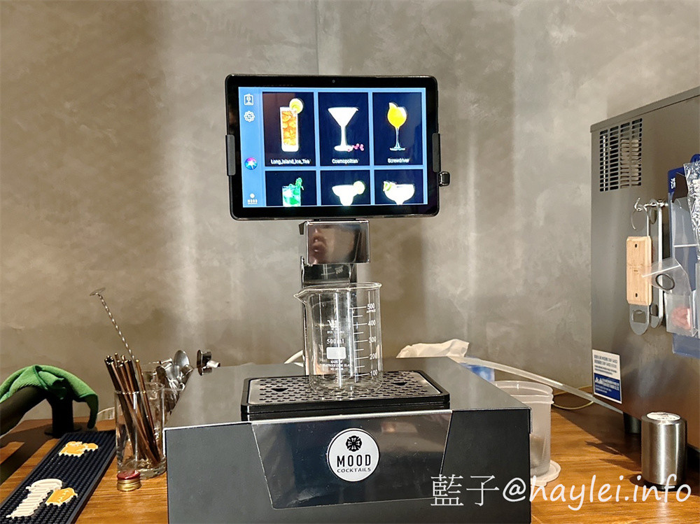 台中酒吧餐廳/拳擊UFC餐酒館/Bias 運動酒吧-Bias-嶺東一拳店裡有超激情的專業的拳擊UFC賽事轉播,也將舉辦拳擊UFC主題交流活動,超適合夜晚舒壓疲憊心靈的~必點柴窯熱狗英格蘭堡、爆辣煎餃、大口吃肉等特色美食,google評論送薯條或雞蛋豆腐唷!還有超特別的AI智慧調酒,感覺非常有趣!台中美食/南屯美食/台中餐酒館/台中異國料理/台中必吃熱狗堡/台中煎餃推薦/藍子愛美食 台中美食 國內旅遊 攝影 民生資訊分享 飲食集錦