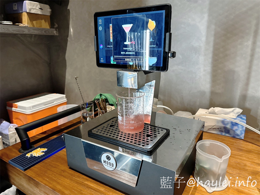 台中酒吧餐廳/拳擊UFC餐酒館/Bias 運動酒吧-Bias-嶺東一拳店裡有超激情的專業的拳擊UFC賽事轉播,也將舉辦拳擊UFC主題交流活動,超適合夜晚舒壓疲憊心靈的~必點柴窯熱狗英格蘭堡、爆辣煎餃、大口吃肉等特色美食,google評論送薯條或雞蛋豆腐唷!還有超特別的AI智慧調酒,感覺非常有趣!台中美食/南屯美食/台中餐酒館/台中異國料理/台中必吃熱狗堡/台中煎餃推薦/藍子愛美食 台中美食 國內旅遊 攝影 民生資訊分享 飲食集錦