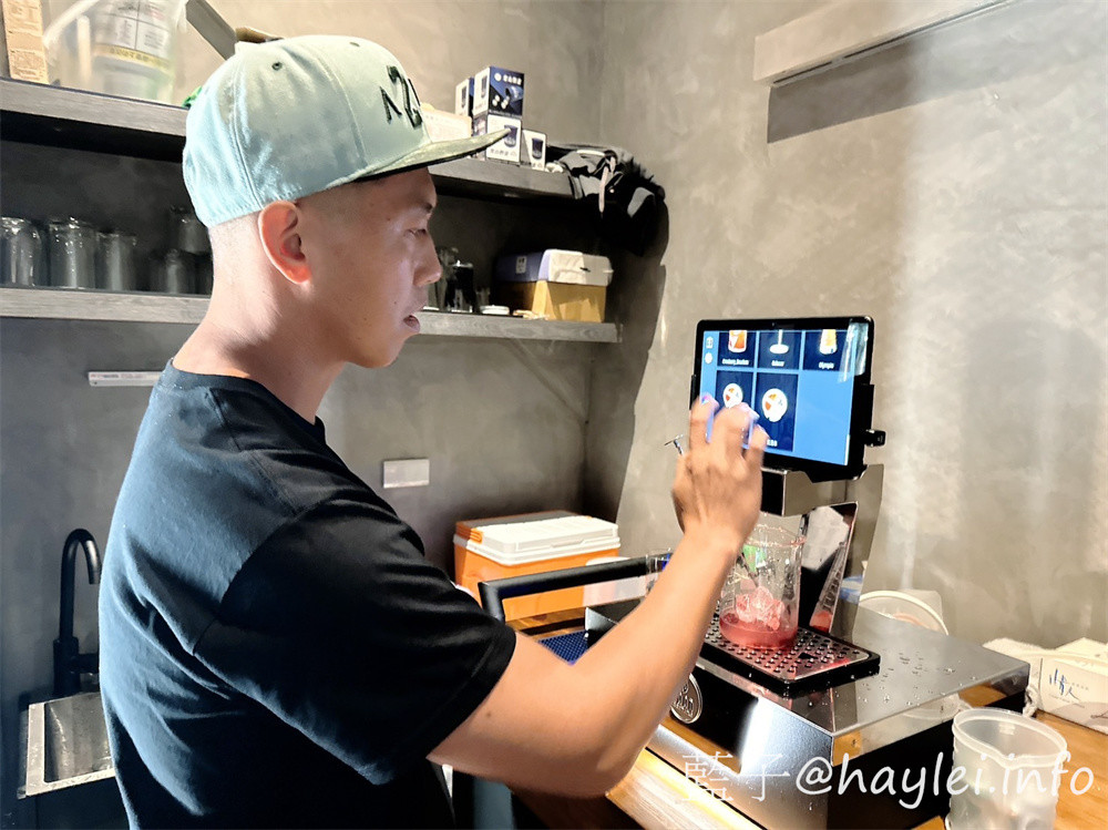 台中酒吧餐廳/拳擊UFC餐酒館/Bias 運動酒吧-Bias-嶺東一拳店裡有超激情的專業的拳擊UFC賽事轉播,也將舉辦拳擊UFC主題交流活動,超適合夜晚舒壓疲憊心靈的~必點柴窯熱狗英格蘭堡、爆辣煎餃、大口吃肉等特色美食,google評論送薯條或雞蛋豆腐唷!還有超特別的AI智慧調酒,感覺非常有趣!台中美食/南屯美食/台中餐酒館/台中異國料理/台中必吃熱狗堡/台中煎餃推薦/藍子愛美食 台中美食 國內旅遊 攝影 民生資訊分享 飲食集錦