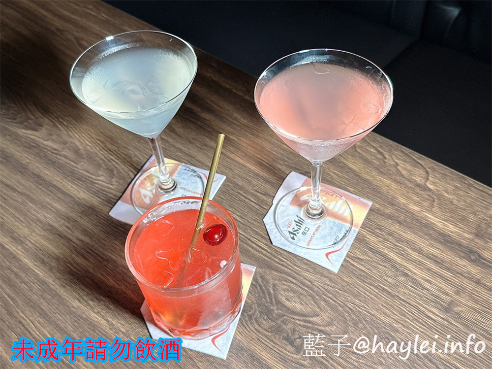 台中酒吧餐廳/拳擊UFC餐酒館/Bias 運動酒吧-Bias-嶺東一拳店裡有超激情的專業的拳擊UFC賽事轉播,也將舉辦拳擊UFC主題交流活動,超適合夜晚舒壓疲憊心靈的~必點柴窯熱狗英格蘭堡、爆辣煎餃、大口吃肉等特色美食,google評論送薯條或雞蛋豆腐唷!還有超特別的AI智慧調酒,感覺非常有趣!台中美食/南屯美食/台中餐酒館/台中異國料理/台中必吃熱狗堡/台中煎餃推薦/藍子愛美食 台中美食 國內旅遊 攝影 民生資訊分享 飲食集錦