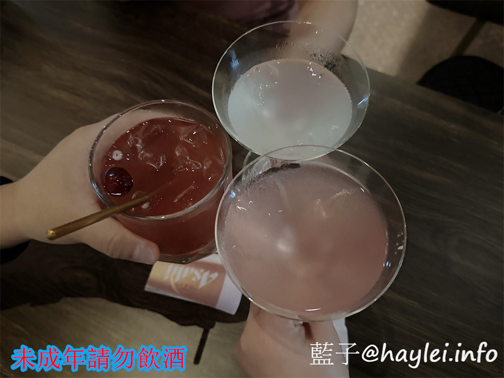 台中酒吧餐廳/拳擊UFC餐酒館/Bias 運動酒吧-Bias-嶺東一拳店裡有超激情的專業的拳擊UFC賽事轉播,也將舉辦拳擊UFC主題交流活動,超適合夜晚舒壓疲憊心靈的~必點柴窯熱狗英格蘭堡、爆辣煎餃、大口吃肉等特色美食,google評論送薯條或雞蛋豆腐唷!還有超特別的AI智慧調酒,感覺非常有趣!台中美食/南屯美食/台中餐酒館/台中異國料理/台中必吃熱狗堡/台中煎餃推薦/藍子愛美食 台中美食 國內旅遊 攝影 民生資訊分享 飲食集錦