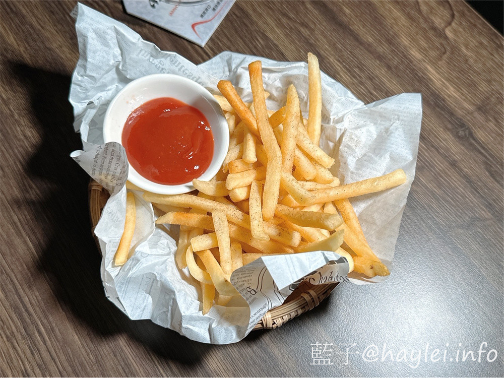 台中酒吧餐廳/拳擊UFC餐酒館/Bias 運動酒吧-Bias-嶺東一拳店裡有超激情的專業的拳擊UFC賽事轉播,也將舉辦拳擊UFC主題交流活動,超適合夜晚舒壓疲憊心靈的~必點柴窯熱狗英格蘭堡、爆辣煎餃、大口吃肉等特色美食,google評論送薯條或雞蛋豆腐唷!還有超特別的AI智慧調酒,感覺非常有趣!台中美食/南屯美食/台中餐酒館/台中異國料理/台中必吃熱狗堡/台中煎餃推薦/藍子愛美食 台中美食 國內旅遊 攝影 民生資訊分享 飲食集錦