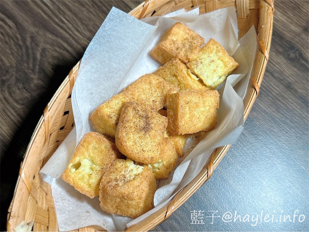 台中酒吧餐廳/拳擊UFC餐酒館/Bias 運動酒吧-Bias-嶺東一拳店裡有超激情的專業的拳擊UFC賽事轉播,也將舉辦拳擊UFC主題交流活動,超適合夜晚舒壓疲憊心靈的~必點柴窯熱狗英格蘭堡、爆辣煎餃、大口吃肉等特色美食,google評論送薯條或雞蛋豆腐唷!還有超特別的AI智慧調酒,感覺非常有趣!台中美食/南屯美食/台中餐酒館/台中異國料理/台中必吃熱狗堡/台中煎餃推薦/藍子愛美食 台中美食 國內旅遊 攝影 民生資訊分享 飲食集錦