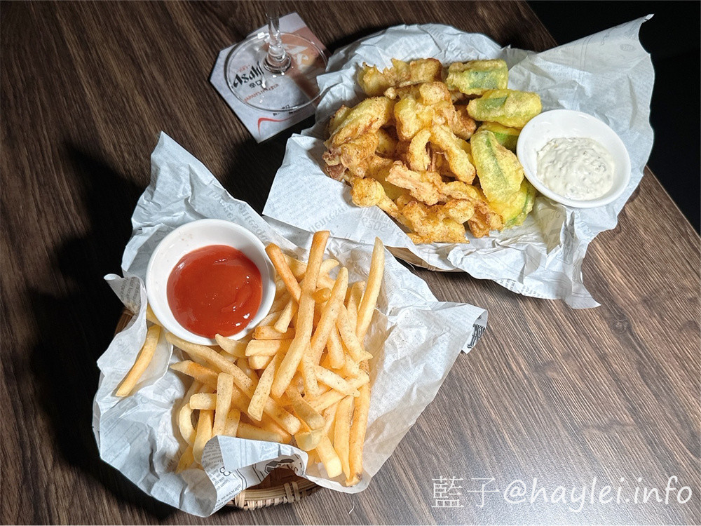 台中酒吧餐廳/拳擊UFC餐酒館/Bias 運動酒吧-Bias-嶺東一拳店裡有超激情的專業的拳擊UFC賽事轉播,也將舉辦拳擊UFC主題交流活動,超適合夜晚舒壓疲憊心靈的~必點柴窯熱狗英格蘭堡、爆辣煎餃、大口吃肉等特色美食,google評論送薯條或雞蛋豆腐唷!還有超特別的AI智慧調酒,感覺非常有趣!台中美食/南屯美食/台中餐酒館/台中異國料理/台中必吃熱狗堡/台中煎餃推薦/藍子愛美食 台中美食 國內旅遊 攝影 民生資訊分享 飲食集錦
