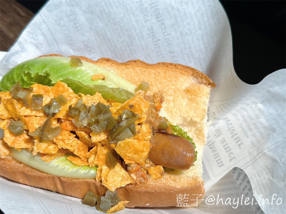 台中酒吧餐廳/拳擊UFC餐酒館/Bias 運動酒吧-Bias-嶺東一拳店裡有超激情的專業的拳擊UFC賽事轉播,也將舉辦拳擊UFC主題交流活動,超適合夜晚舒壓疲憊心靈的~必點柴窯熱狗英格蘭堡、爆辣煎餃、大口吃肉等特色美食,google評論送薯條或雞蛋豆腐唷!還有超特別的AI智慧調酒,感覺非常有趣!台中美食/南屯美食/台中餐酒館/台中異國料理/台中必吃熱狗堡/台中煎餃推薦/藍子愛美食 台中美食 國內旅遊 攝影 民生資訊分享 飲食集錦