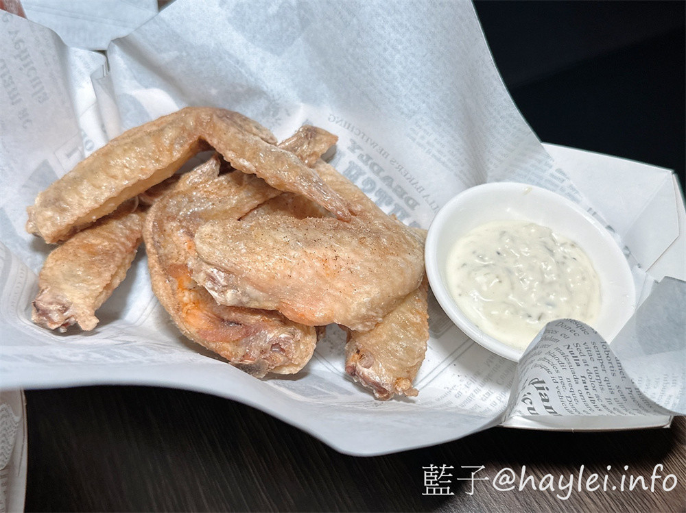 台中酒吧餐廳/拳擊UFC餐酒館/Bias 運動酒吧-Bias-嶺東一拳店裡有超激情的專業的拳擊UFC賽事轉播,也將舉辦拳擊UFC主題交流活動,超適合夜晚舒壓疲憊心靈的~必點柴窯熱狗英格蘭堡、爆辣煎餃、大口吃肉等特色美食,google評論送薯條或雞蛋豆腐唷!還有超特別的AI智慧調酒,感覺非常有趣!台中美食/南屯美食/台中餐酒館/台中異國料理/台中必吃熱狗堡/台中煎餃推薦/藍子愛美食 台中美食 國內旅遊 攝影 民生資訊分享 飲食集錦