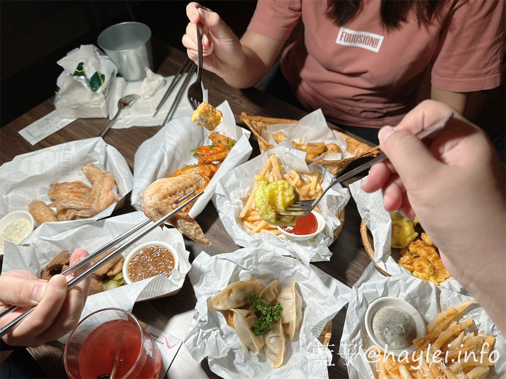 台中酒吧餐廳/拳擊UFC餐酒館/Bias 運動酒吧-Bias-嶺東一拳店裡有超激情的專業的拳擊UFC賽事轉播,也將舉辦拳擊UFC主題交流活動,超適合夜晚舒壓疲憊心靈的~必點柴窯熱狗英格蘭堡、爆辣煎餃、大口吃肉等特色美食,google評論送薯條或雞蛋豆腐唷!還有超特別的AI智慧調酒,感覺非常有趣!台中美食/南屯美食/台中餐酒館/台中異國料理/台中必吃熱狗堡/台中煎餃推薦/藍子愛美食 台中美食 國內旅遊 攝影 民生資訊分享 飲食集錦