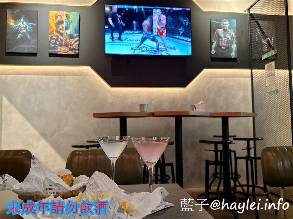台中酒吧餐廳/拳擊UFC餐酒館/Bias 運動酒吧-Bias-嶺東一拳店裡有超激情的專業的拳擊UFC賽事轉播，也將舉辦拳擊UFC主題交流活動，超適合夜晚舒壓疲憊心靈的～必點柴窯熱狗英格蘭堡、爆辣煎餃、大口吃肉等特色美食，google評論送薯條或雞蛋豆腐唷！還有超特別的AI智慧調酒，感覺非常有趣！台中美食/南屯美食/台中餐酒館/台中異國料理/台中必吃熱狗堡/台中煎餃推薦/藍子愛美食 台中美食 國內旅遊 攝影 民生資訊分享 飲食集錦 