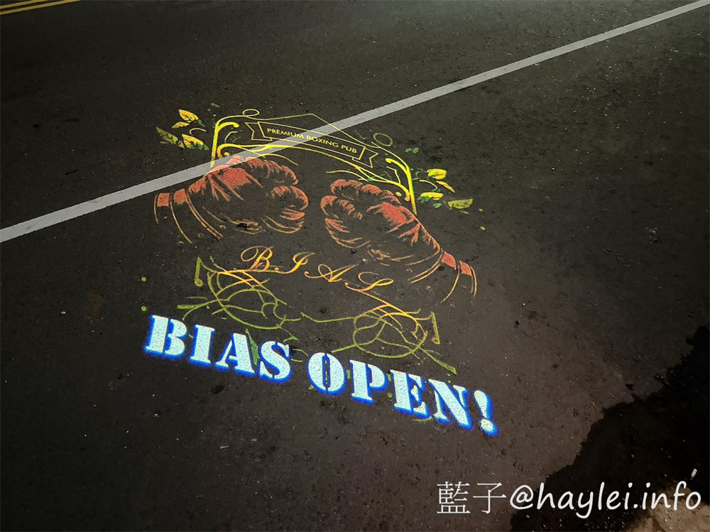 台中酒吧餐廳/拳擊UFC餐酒館/Bias 運動酒吧-Bias-嶺東一拳店裡有超激情的專業的拳擊UFC賽事轉播,也將舉辦拳擊UFC主題交流活動,超適合夜晚舒壓疲憊心靈的~必點柴窯熱狗英格蘭堡、爆辣煎餃、大口吃肉等特色美食,google評論送薯條或雞蛋豆腐唷!還有超特別的AI智慧調酒,感覺非常有趣!台中美食/南屯美食/台中餐酒館/台中異國料理/台中必吃熱狗堡/台中煎餃推薦/藍子愛美食 台中美食 國內旅遊 攝影 民生資訊分享 飲食集錦