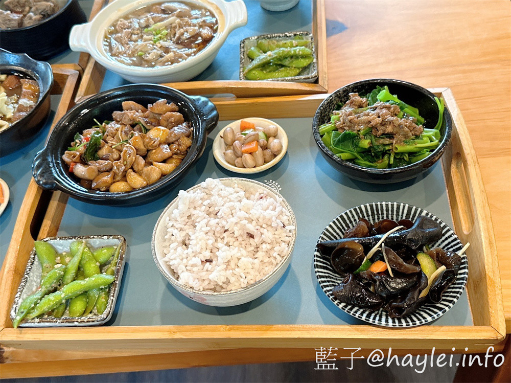 台中南屯美食/台中景觀餐廳/寵物友善餐廳/田寮農莊-古早傳承總舖師的辦桌手路菜，大部分食材都是自家種植，連內用可續的米飯都是自己種的台梗九號米混紫米口感彈Ｑ，是台中親子旅遊農家樂首選～在台中高鐵巷弄內發現桃花源，內設停車場，可以一邊享受道地的台中田園料理，一邊觀賞秘境的田園風光！台中美食/傳統農家菜/辦桌菜/台灣料理/台中辦桌美食/台中旅遊景點/台中落羽松秘境/藍子愛美食 中式料理 台中美食 國內旅遊 攝影 民生資訊分享 飲食集錦 