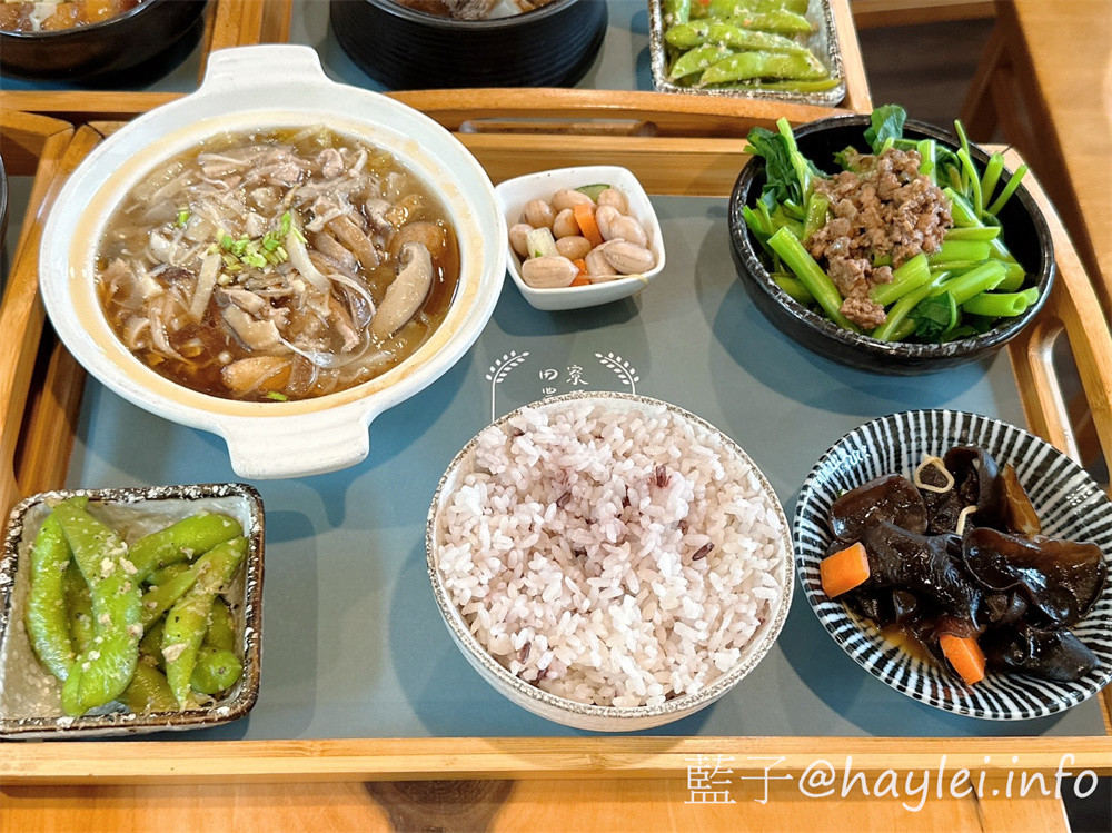 台中南屯美食/台中景觀餐廳/寵物友善餐廳/田寮農莊-古早傳承總舖師的辦桌手路菜,大部分食材都是自家種植,連內用可續的米飯都是自己種的台梗九號米混紫米口感彈Q,是台中親子旅遊農家樂首選~在台中高鐵巷弄內發現桃花源,內設停車場,可以一邊享受道地的台中田園料理,一邊觀賞秘境的田園風光!台中美食/傳統農家菜/辦桌菜/台灣料理/台中辦桌美食/台中旅遊景點/台中落羽松秘境/藍子愛美食 中式料理 台中美食 國內旅遊 攝影 民生資訊分享 飲食集錦