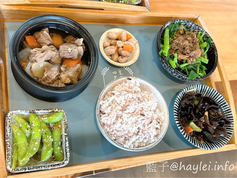 台中南屯美食/台中景觀餐廳/寵物友善餐廳/田寮農莊-古早傳承總舖師的辦桌手路菜，大部分食材都是自家種植，連內用可續的米飯都是自己種的台梗九號米混紫米口感彈Ｑ，是台中親子旅遊農家樂首選～在台中高鐵巷弄內發現桃花源，內設停車場，可以一邊享受道地的台中田園料理，一邊觀賞秘境的田園風光！台中美食/傳統農家菜/辦桌菜/台灣料理/台中辦桌美食/台中旅遊景點/台中落羽松秘境/藍子愛美食 中式料理 台中美食 國內旅遊 攝影 民生資訊分享 飲食集錦 
