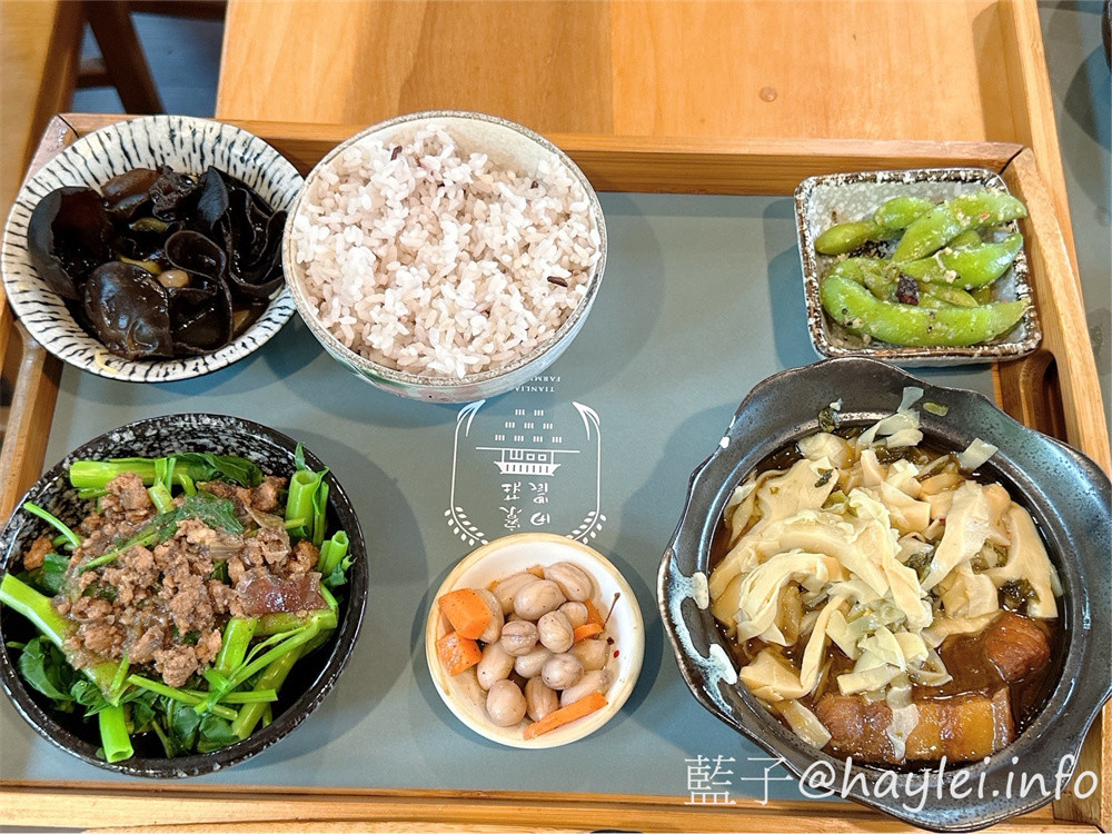 台中南屯美食/台中景觀餐廳/寵物友善餐廳/田寮農莊-古早傳承總舖師的辦桌手路菜，大部分食材都是自家種植，連內用可續的米飯都是自己種的台梗九號米混紫米口感彈Ｑ，是台中親子旅遊農家樂首選～在台中高鐵巷弄內發現桃花源，內設停車場，可以一邊享受道地的台中田園料理，一邊觀賞秘境的田園風光！台中美食/傳統農家菜/辦桌菜/台灣料理/台中辦桌美食/台中旅遊景點/台中落羽松秘境/藍子愛美食 中式料理 台中美食 國內旅遊 攝影 民生資訊分享 飲食集錦 