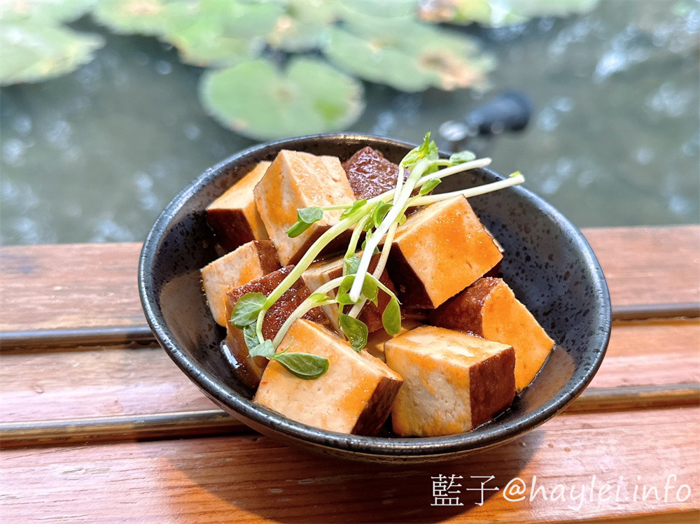 台中南屯美食/台中景觀餐廳/寵物友善餐廳/田寮農莊-古早傳承總舖師的辦桌手路菜,大部分食材都是自家種植,連內用可續的米飯都是自己種的台梗九號米混紫米口感彈Q,是台中親子旅遊農家樂首選~在台中高鐵巷弄內發現桃花源,內設停車場,可以一邊享受道地的台中田園料理,一邊觀賞秘境的田園風光!台中美食/傳統農家菜/辦桌菜/台灣料理/台中辦桌美食/台中旅遊景點/台中落羽松秘境/藍子愛美食 中式料理 台中美食 國內旅遊 攝影 民生資訊分享 飲食集錦