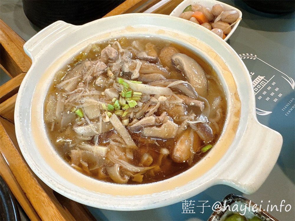 台中南屯美食/台中景觀餐廳/寵物友善餐廳/田寮農莊-古早傳承總舖師的辦桌手路菜,大部分食材都是自家種植,連內用可續的米飯都是自己種的台梗九號米混紫米口感彈Q,是台中親子旅遊農家樂首選~在台中高鐵巷弄內發現桃花源,內設停車場,可以一邊享受道地的台中田園料理,一邊觀賞秘境的田園風光!台中美食/傳統農家菜/辦桌菜/台灣料理/台中辦桌美食/台中旅遊景點/台中落羽松秘境/藍子愛美食 中式料理 台中美食 國內旅遊 攝影 民生資訊分享 飲食集錦