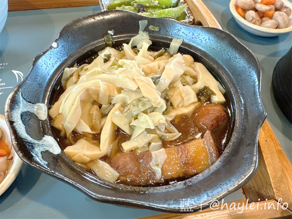台中南屯美食/台中景觀餐廳/寵物友善餐廳/田寮農莊-古早傳承總舖師的辦桌手路菜，大部分食材都是自家種植，連內用可續的米飯都是自己種的台梗九號米混紫米口感彈Ｑ，是台中親子旅遊農家樂首選～在台中高鐵巷弄內發現桃花源，內設停車場，可以一邊享受道地的台中田園料理，一邊觀賞秘境的田園風光！台中美食/傳統農家菜/辦桌菜/台灣料理/台中辦桌美食/台中旅遊景點/台中落羽松秘境/藍子愛美食 中式料理 台中美食 國內旅遊 攝影 民生資訊分享 飲食集錦 