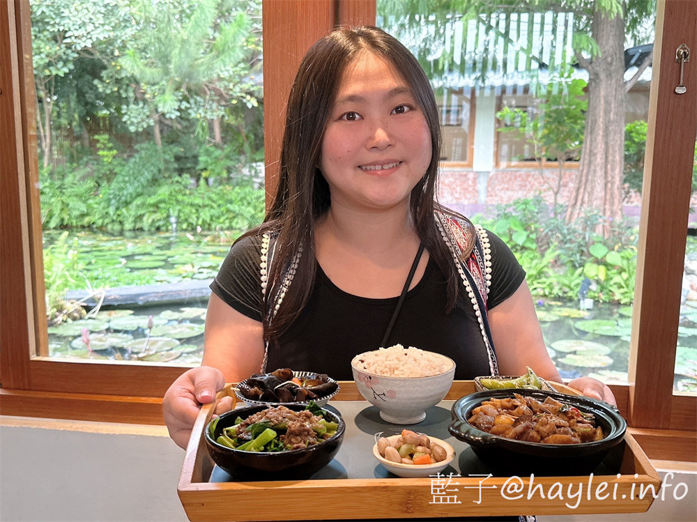台中南屯美食/台中景觀餐廳/寵物友善餐廳/田寮農莊-古早傳承總舖師的辦桌手路菜,大部分食材都是自家種植,連內用可續的米飯都是自己種的台梗九號米混紫米口感彈Q,是台中親子旅遊農家樂首選~在台中高鐵巷弄內發現桃花源,內設停車場,可以一邊享受道地的台中田園料理,一邊觀賞秘境的田園風光!台中美食/傳統農家菜/辦桌菜/台灣料理/台中辦桌美食/台中旅遊景點/台中落羽松秘境/藍子愛美食 中式料理 台中美食 國內旅遊 攝影 民生資訊分享 飲食集錦