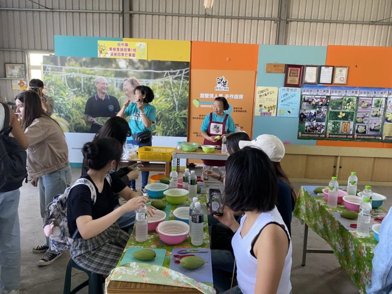 彰化田中農旅e起來－線上預約食農教育+DIY體驗250起，彰化高鐵下車就能開始遊遍寶大蜜麻花、禾果農園、田中窯、玉米娃娃工作室、梁爸芒果園、畯富農場、菁芩農場、279農場、卓乃潭農場等田中在地農遊景點，20人預約成團就可以安排手工DIY、採果樂、大地野餐等遊程，非常方便好用~彰化美食/彰化旅遊/田中旅遊/農村旅遊/田中農家樂/藍子愛旅遊 國內旅遊 攝影 民生資訊分享 飲食集錦 