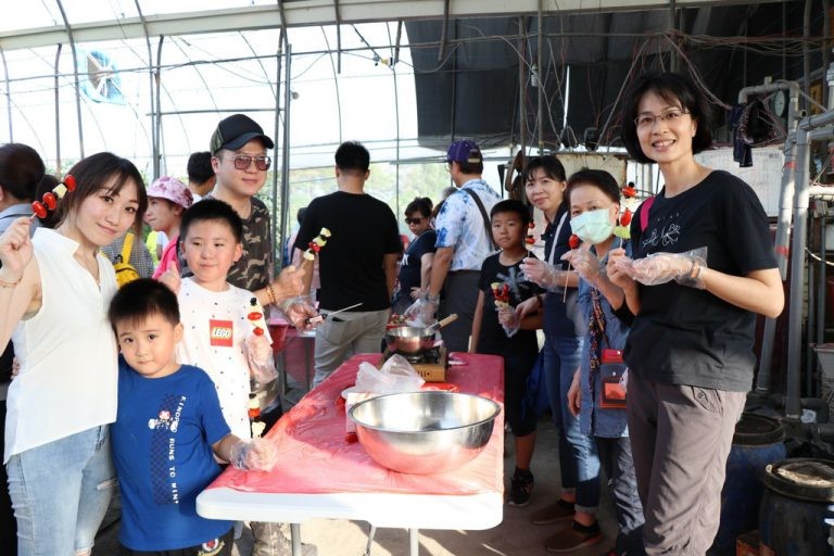 彰化田中農旅e起來-線上預約食農教育+DIY體驗250起,彰化高鐵下車就能開始遊遍寶大蜜麻花、禾果農園、田中窯、玉米娃娃工作室、梁爸芒果園、畯富農場、菁芩農場、279農場、卓乃潭農場等田中在地農遊景點,20人預約成團就可以安排手工DIY、採果樂、大地野餐等遊程,非常方便好用~彰化美食/彰化旅遊/田中旅遊/農村旅遊/田中農家樂/藍子愛旅遊 國內旅遊 攝影 民生資訊分享 飲食集錦