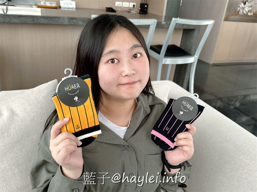 MIT精品襪/HUAER Design 獨家設計襪-100%MIT純棉中筒襪,文創風格設計時尚,讓襪子穿搭變得豐富有趣,再加上穿起來透氣柔軟舒適吸汗排汗,絕對是選購流行襪的一時之選! 攝影 民生資訊分享 穿搭分享